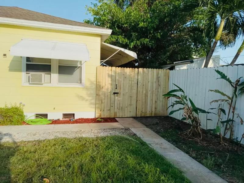 5 Min To Beach Large Living Room Fenced Backyard Bbq Firepit Driveway Boat Parking Lake Worth Beach Exterior foto